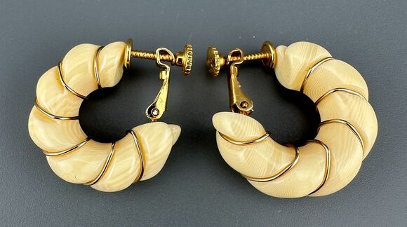 Napier Jewelry - Vintage Napier Hoop Earrings MCM Cream Shrimp Gold Tone Clip Screw Signed